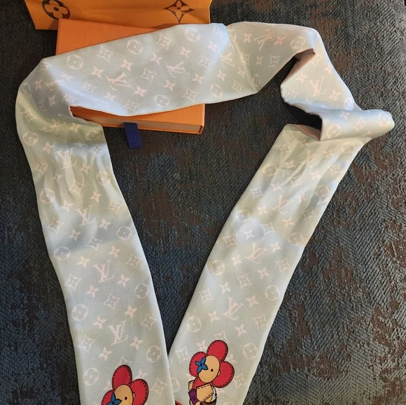 ‼️SOLD‼️Louis Vuitton Silk Scarf - Picture 5 of 5